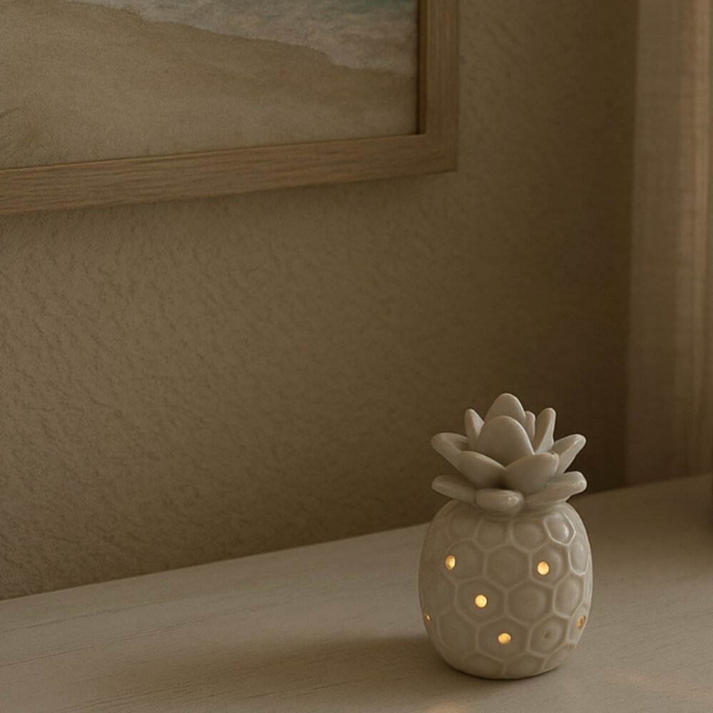 Beachly - Ceramic Pineapple Glow Light - Picture 2 of 3